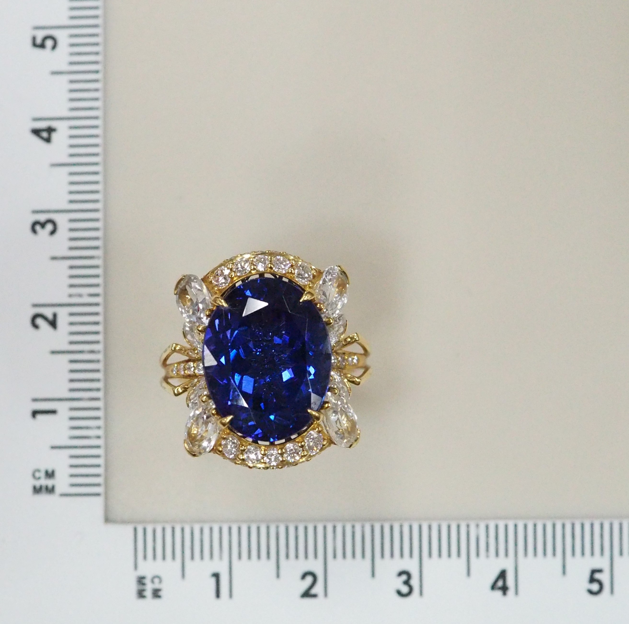 Кольцо из желтого золота с танзанитом